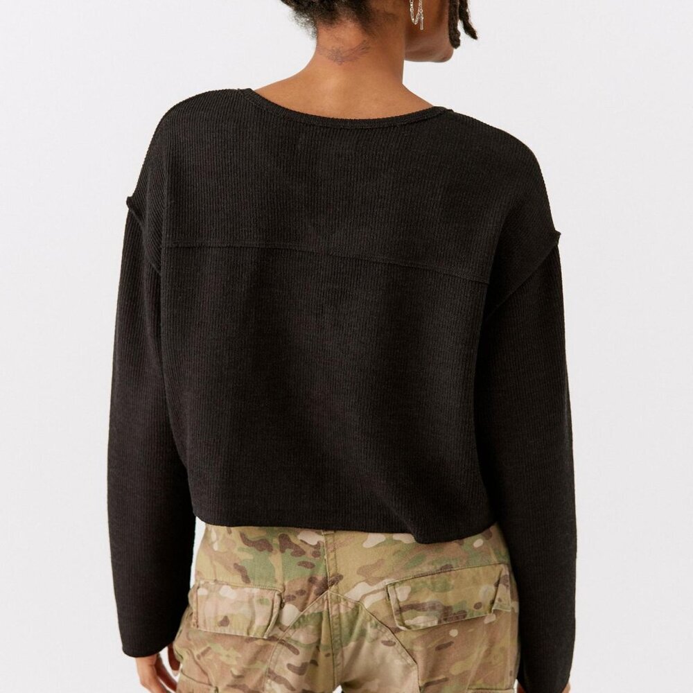 Cropped V-Notch Long Sleeve Top — Black - Picture 2 of 5